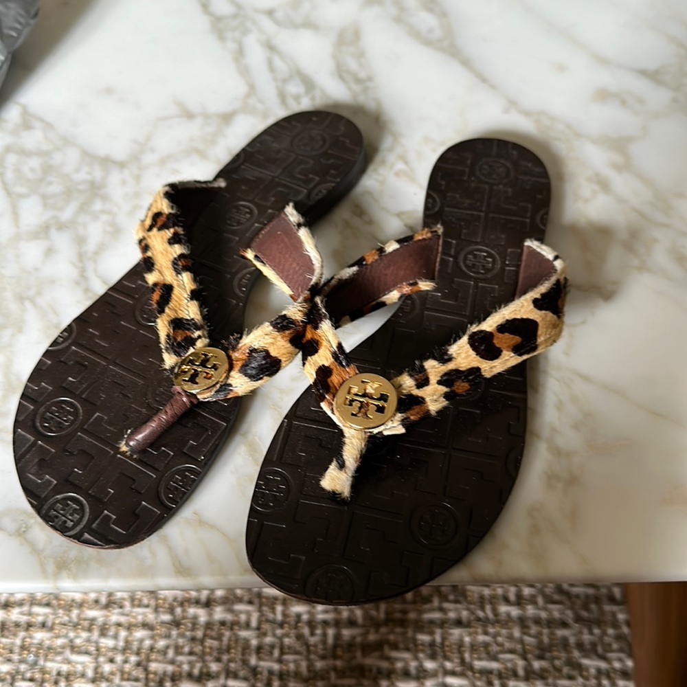 Tory Burch thong leather flats.. size 7